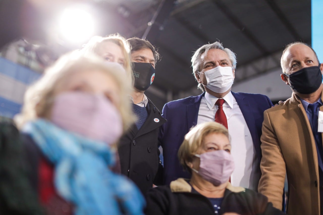 Alberto Fernández junto a jubilados y aconpañado por Axel Kicillof y Martín Insaurralde. 