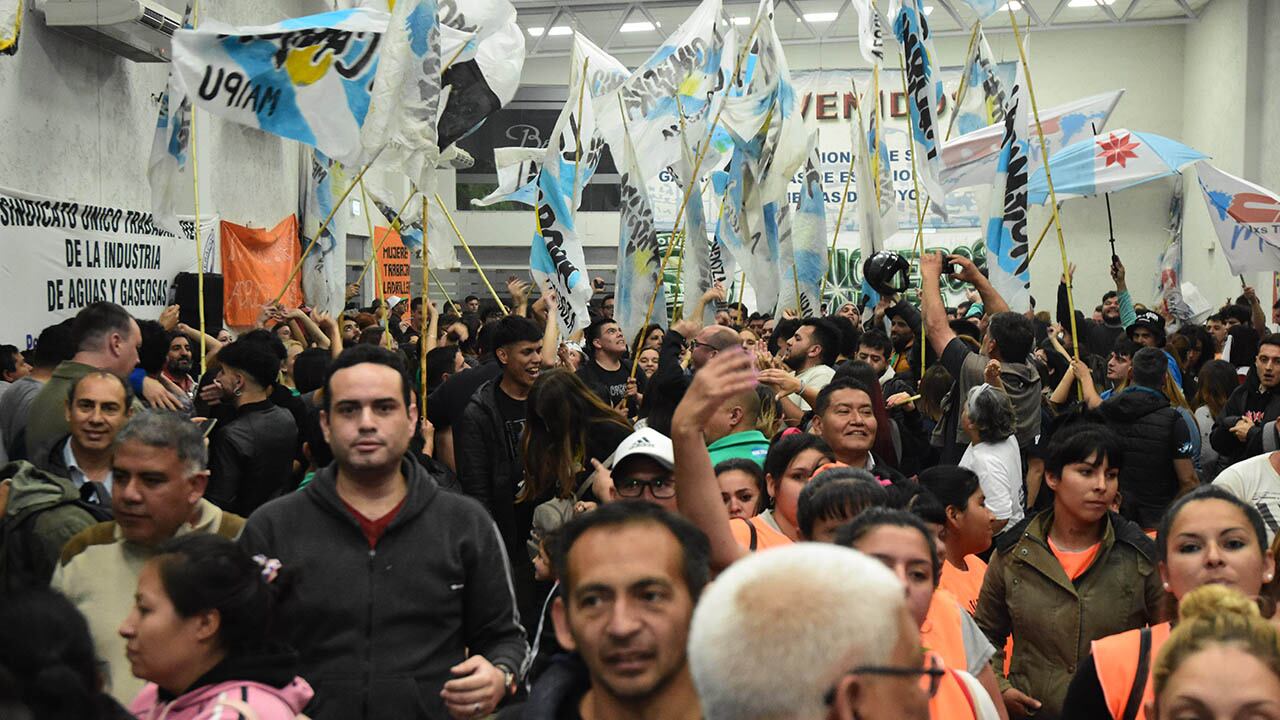 Acto por el día de la Lealtad Peronista. Sindicalistas de diferentes gremios se hicieron presentes en el acto. La presidente del partido, Anabel Sagasti estuvo presente en el salón junto a otras autoridades políticas.
Foto: Mariana Villa / Los Andes 