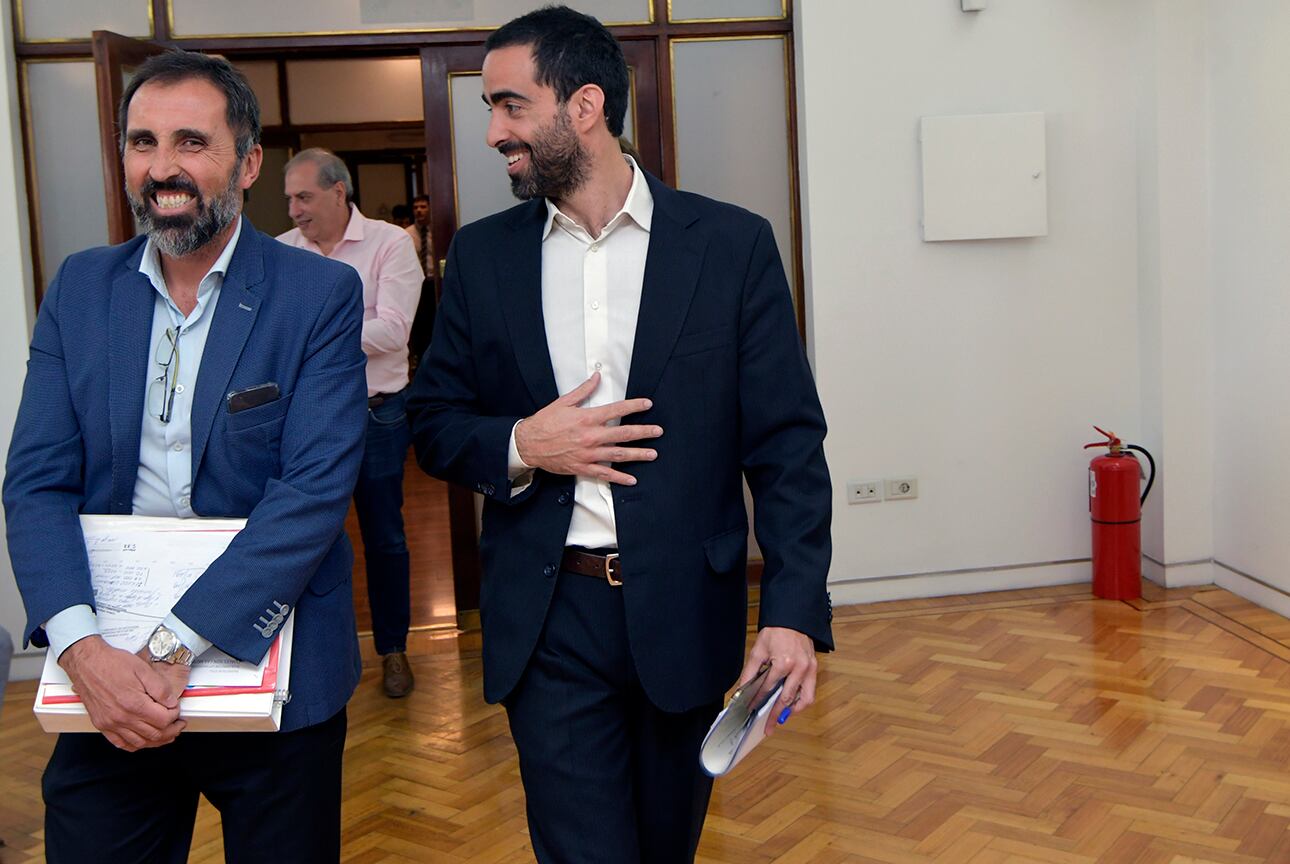 Alejandro Gallego, titular de AySAM junto a Víctor Fayad, ministro de Hacienda de Mendoza. Foto: Orlando Pelichotti / Los Andes