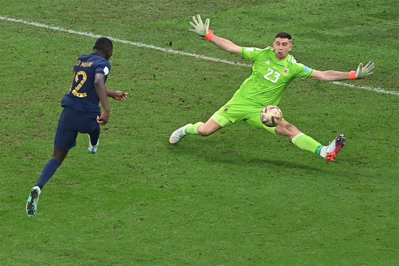 18/12/2022. Emiliano Martínez detiene el disparo de Randal Kolo Muani (i), de Francia, en los últimos minutos de la Final del Mundial Qatar 2022 entre Argentina y Francia en el Lusail stadium, Catar.- EFE/Georgi Licovski
