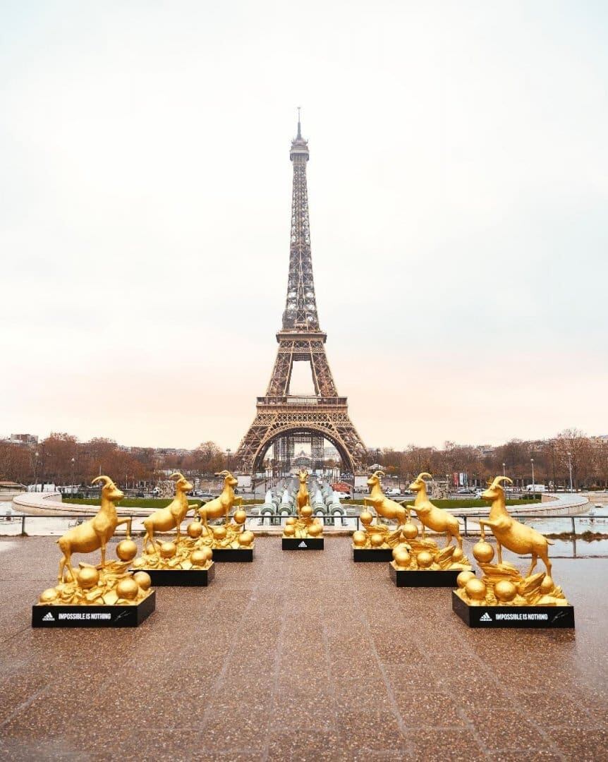 Así amaneció la Torre parisina por el séptimo Balón de Oro de Messi. GOAT. / gentileza