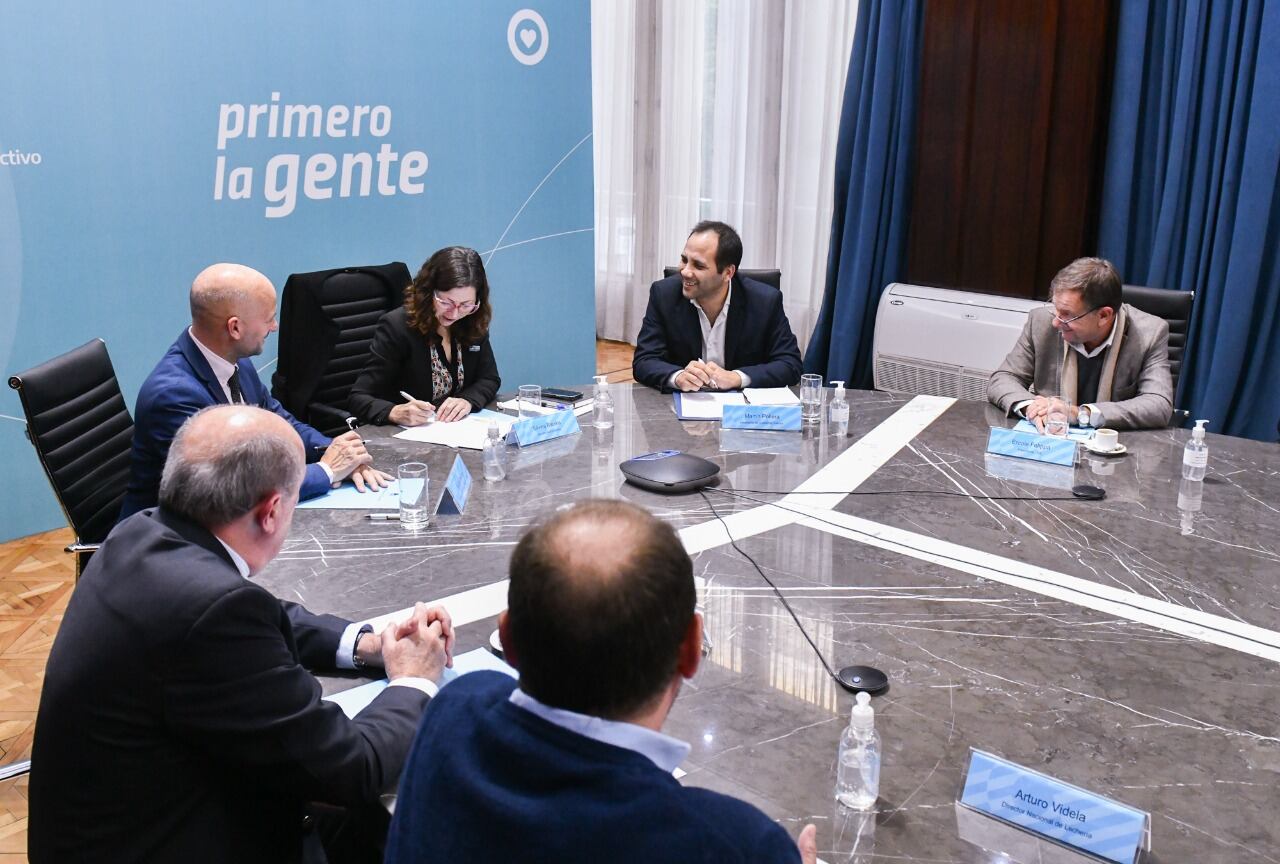 El Gobierno acordó con las empresas lácteas la incorporación de más de 100 productos al programa Precios Cuidados.