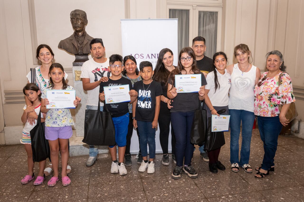 Los chicos participantes y sus familias, que los apoyaron en todo momento en esta hermosa iniciativa de Medios en la Educación de Diario Los Andes

Foto: Ignacio Blanco / Los Andes  