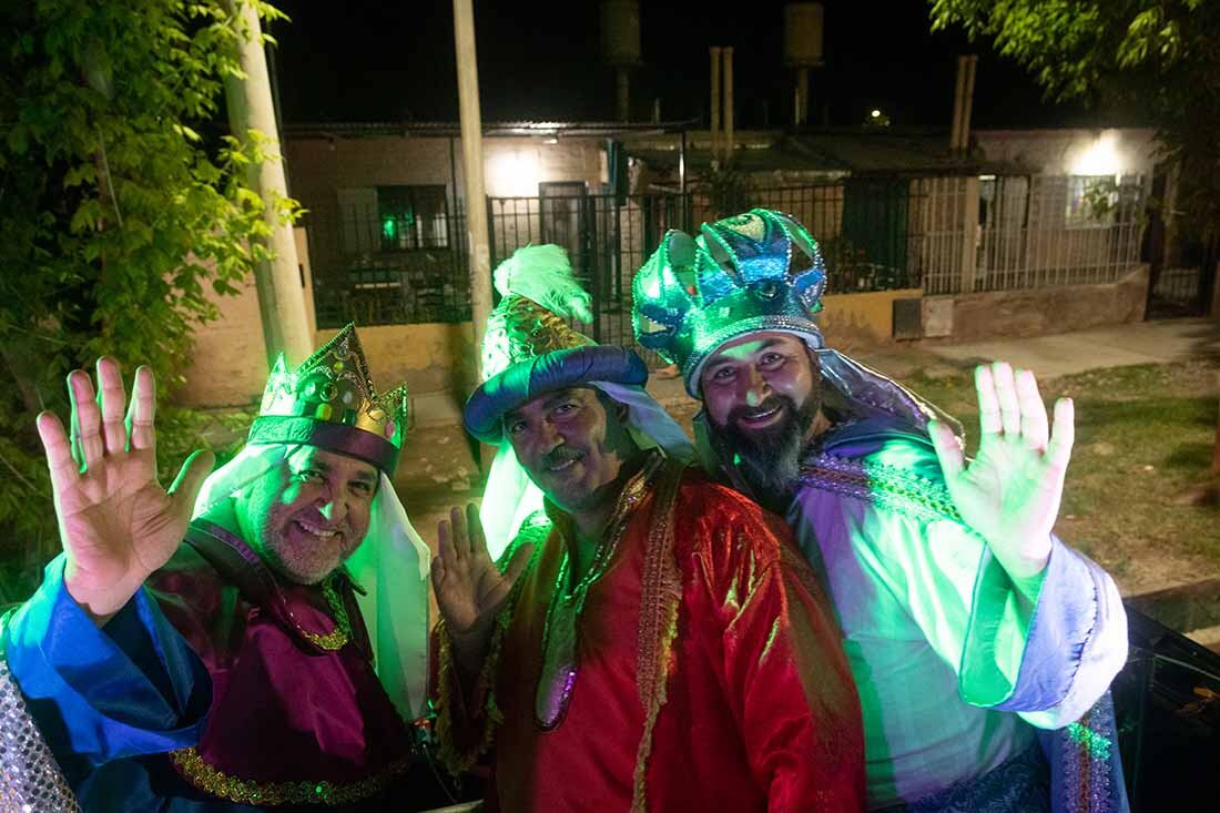 En la tradicional cabalgata de los Reyes Magos, Melchor, Gaspar y Baltazar y recibieron las cartas de los niños, donde
La caravana recorrió los barrios de Godoy Cruz. Foto: Ignacio Blanco