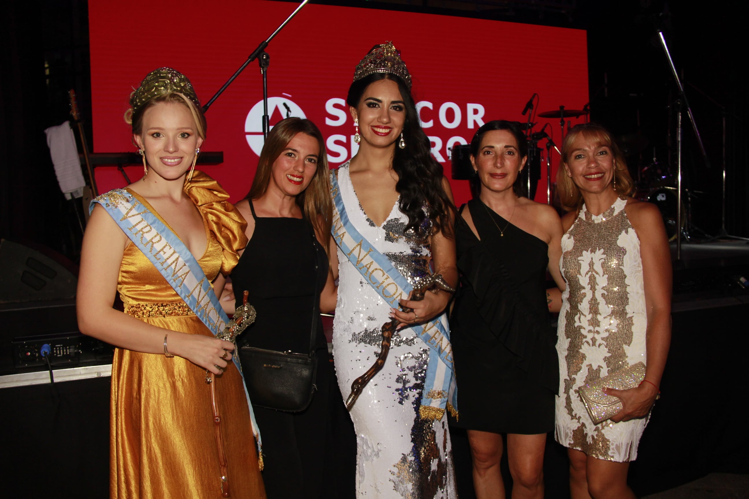 Giuliana Pilot (virreina nacional de la Vendimia 2022), Virginia Rivone , Natasha Sánchez (reina nacional de la Vendimia 2022), Analia Costa y Carolina Salamone. 