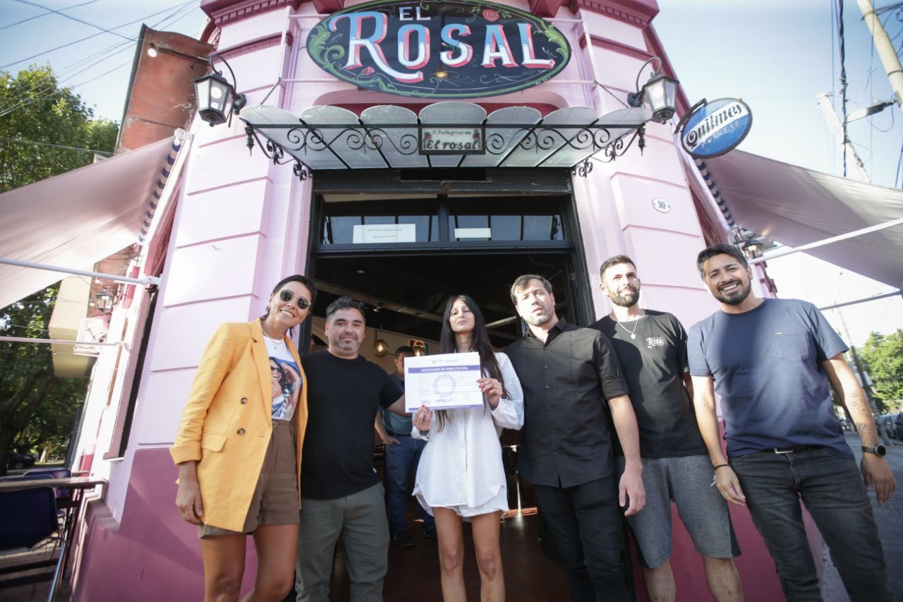 Mayra Mendoza en la habilitación de una pizzería en Quilmes. Foto: X / @QuilmesMuni