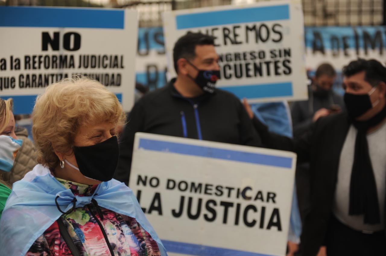 Se inicia la vigilia en la previa del tratamiento de la reforma judicial en el Congreso. Además a pedido de Cristina Kirchner sacaron el vallado del lugar.