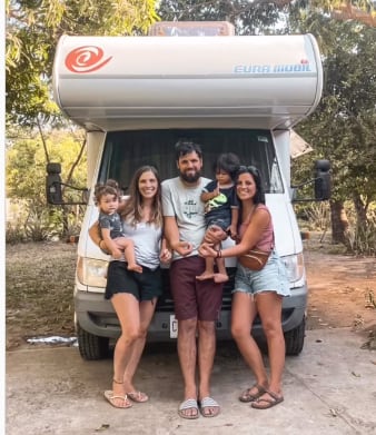 Son mendocinos, viven en América del Norte y “pausaron” todo para recorrer el continente en una casa rodante. Foto: Instagram @persiguiendocaminos