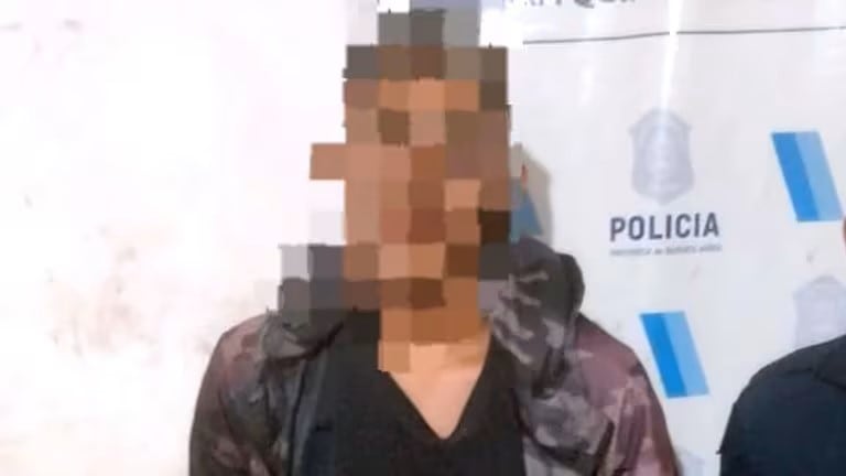 El hombre de 21 años fue entregado a la policía por su padre.