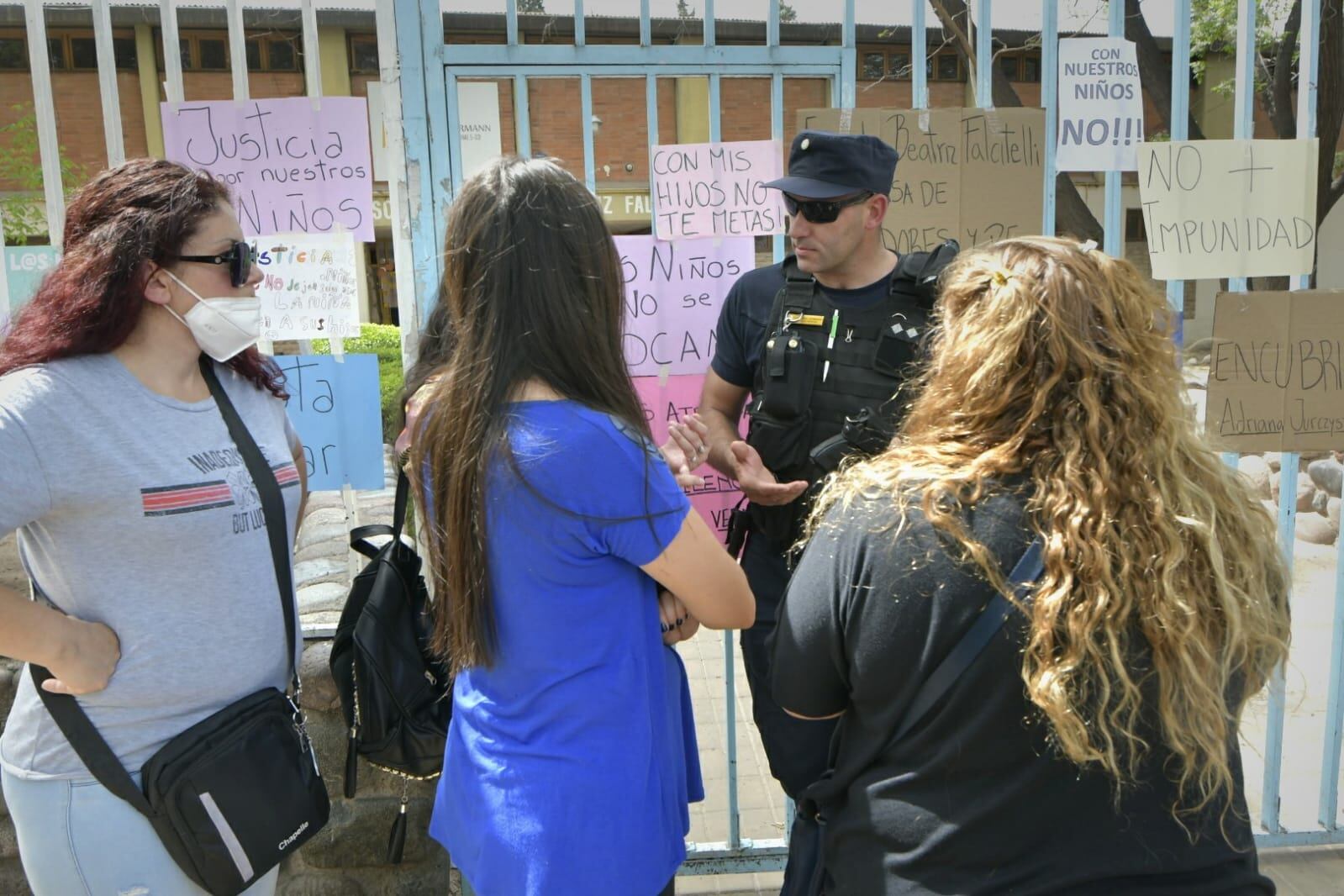 Los padres de alumnos cortaron calle Ameghino, en frente a la entrada de la escuela, para pedir seguridad para sus hijos.