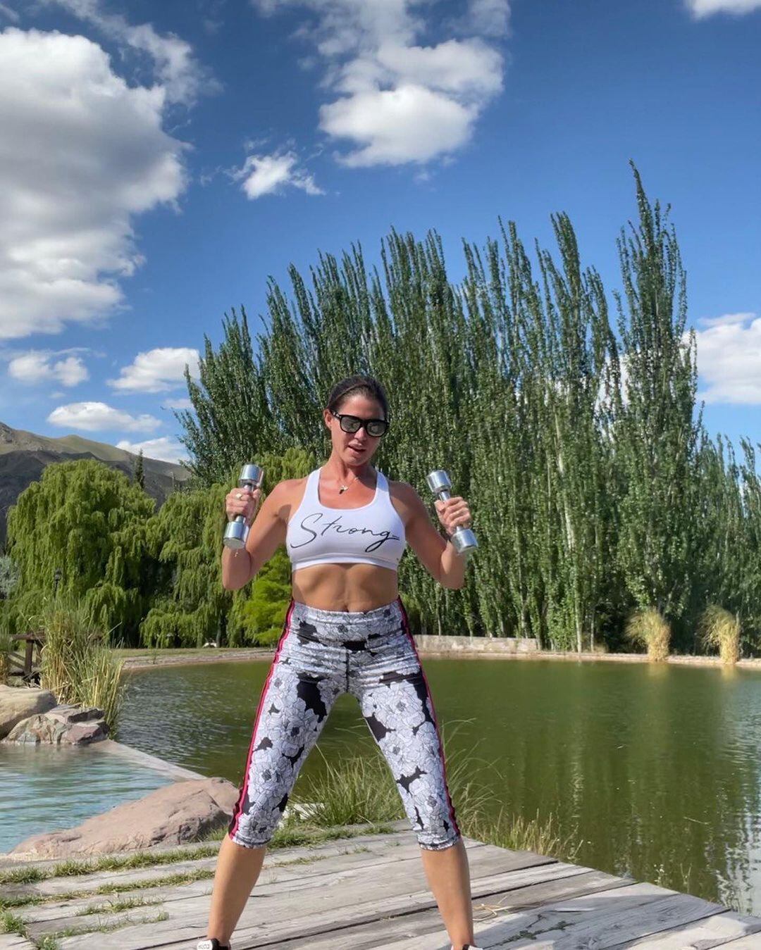 Pamela haciendo gimnasia en su Estancia