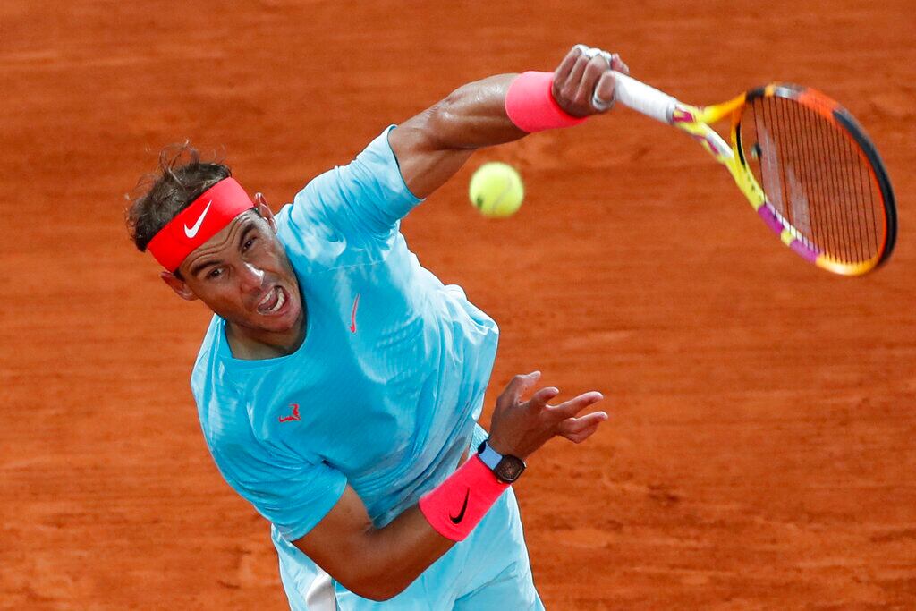 Nadal saca durante el partido final en París.