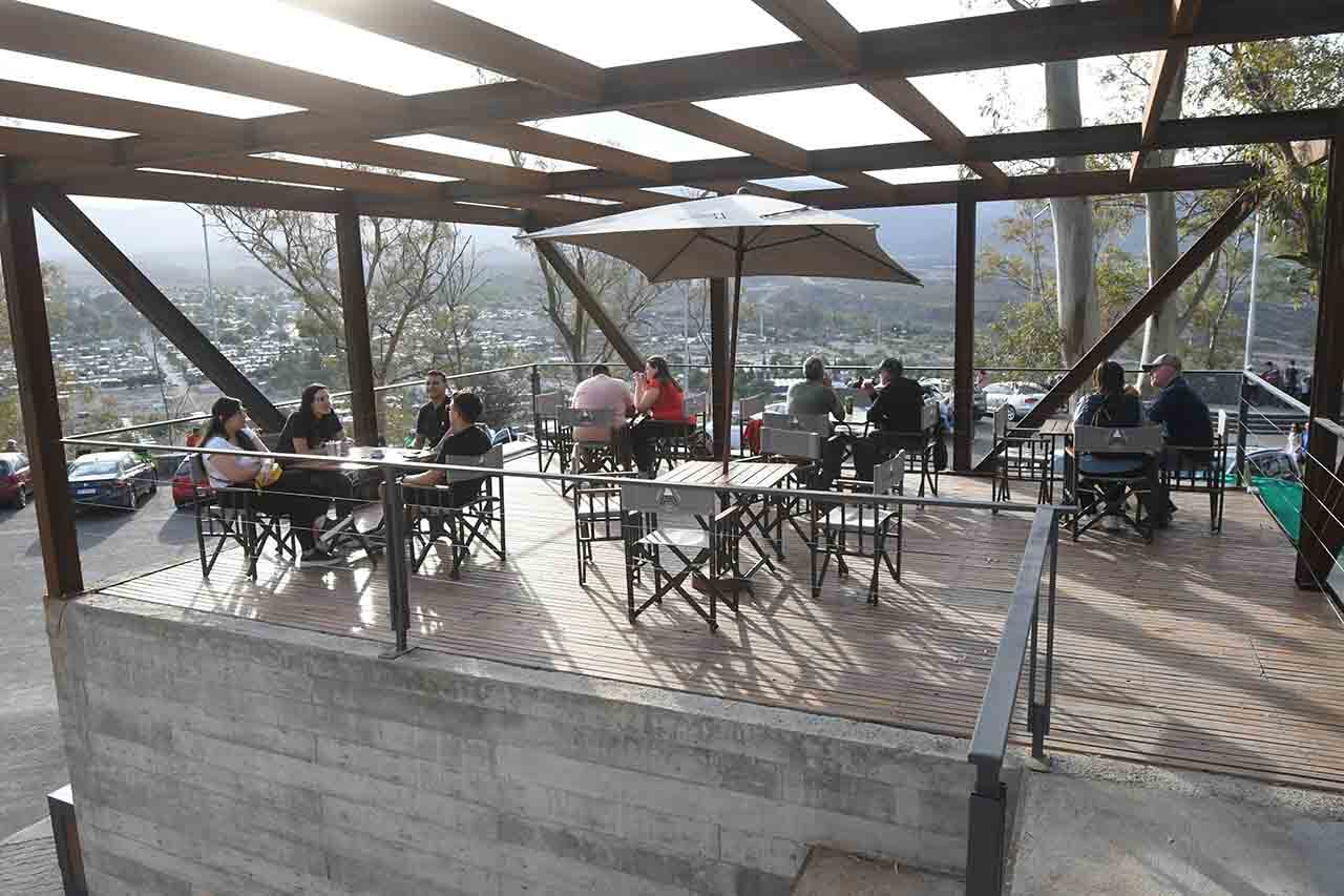 En el amplio deck se puede degustar comidas y bebidas con una vista a la ciudad, por un lado y al monumento, por otro. | Foto: José Gutiérrez / Los Andes