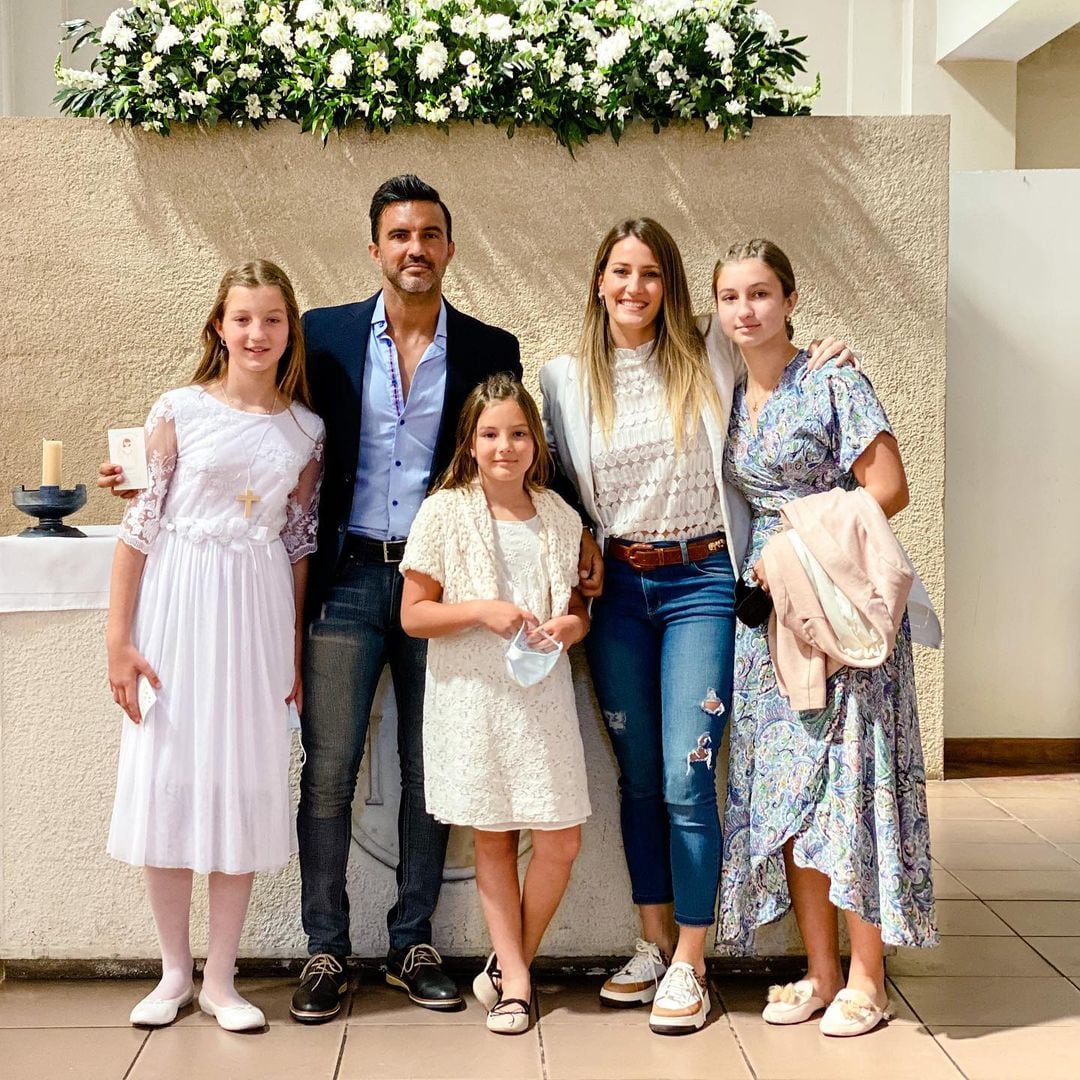 Fabián Cubero y Mica Viciconte con las hijas del jugador y Nicole Neumann.