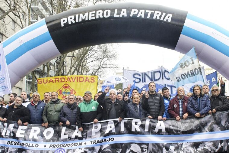 En primera línea, los cosecretarios generales de la CGT Héctor Daer, Carlos Acuña y Pablo Moyano. / Foto: Télam