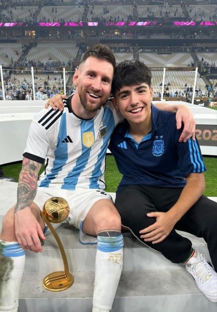 El hijo del Kun eligió entre su padre y Lionel Messi.