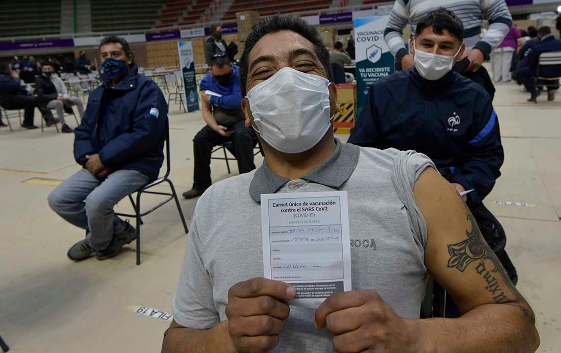 Choferes de micros, taxis, remís ,  transportes escolares, Metrotranvía y de plataformas electrónicas comenzaron a recibir las primeras dosis de la vacuna contra el coronavirus