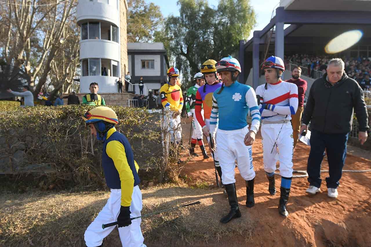 Los jockey en busca de sus respectivos caballos para participar de la competencia
Foto: José Gutierrez / Los Andes