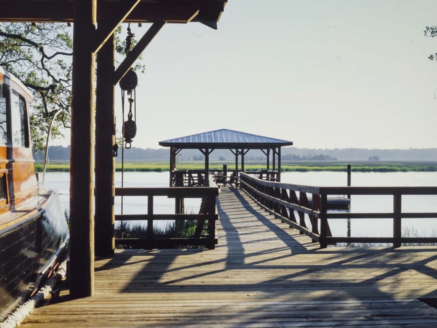 El muelle hacia el lago.