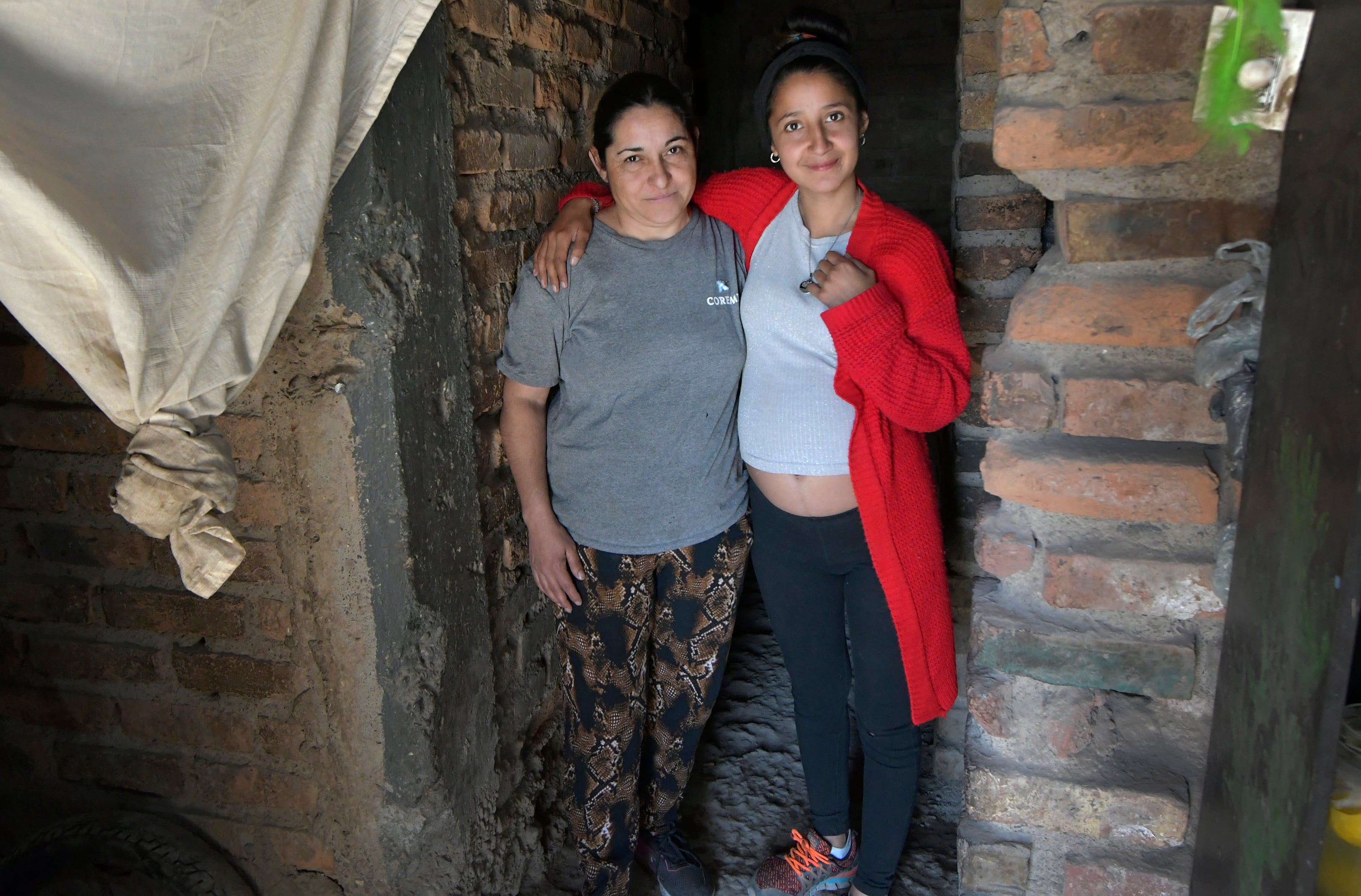 Recicladoras urbanas premiadas 

Celeste Alam, (42), pertenece al grupo colectivo de COREME que ganaron un premio por reciclar materiales, para transformar basura en juegos para armar y móviles
en la foto, junto a su nuera Marina Aráoz(21)

Foto: Orlando Pelichotti / Los Andes