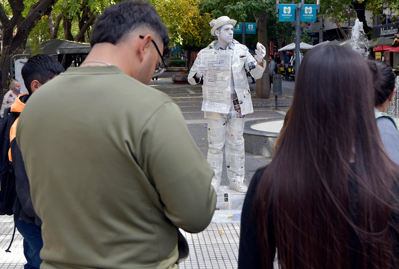 El artista Máximo Bucci se transforma cada sábado en estatua viviente. Foto: Orlando Pelichotti
