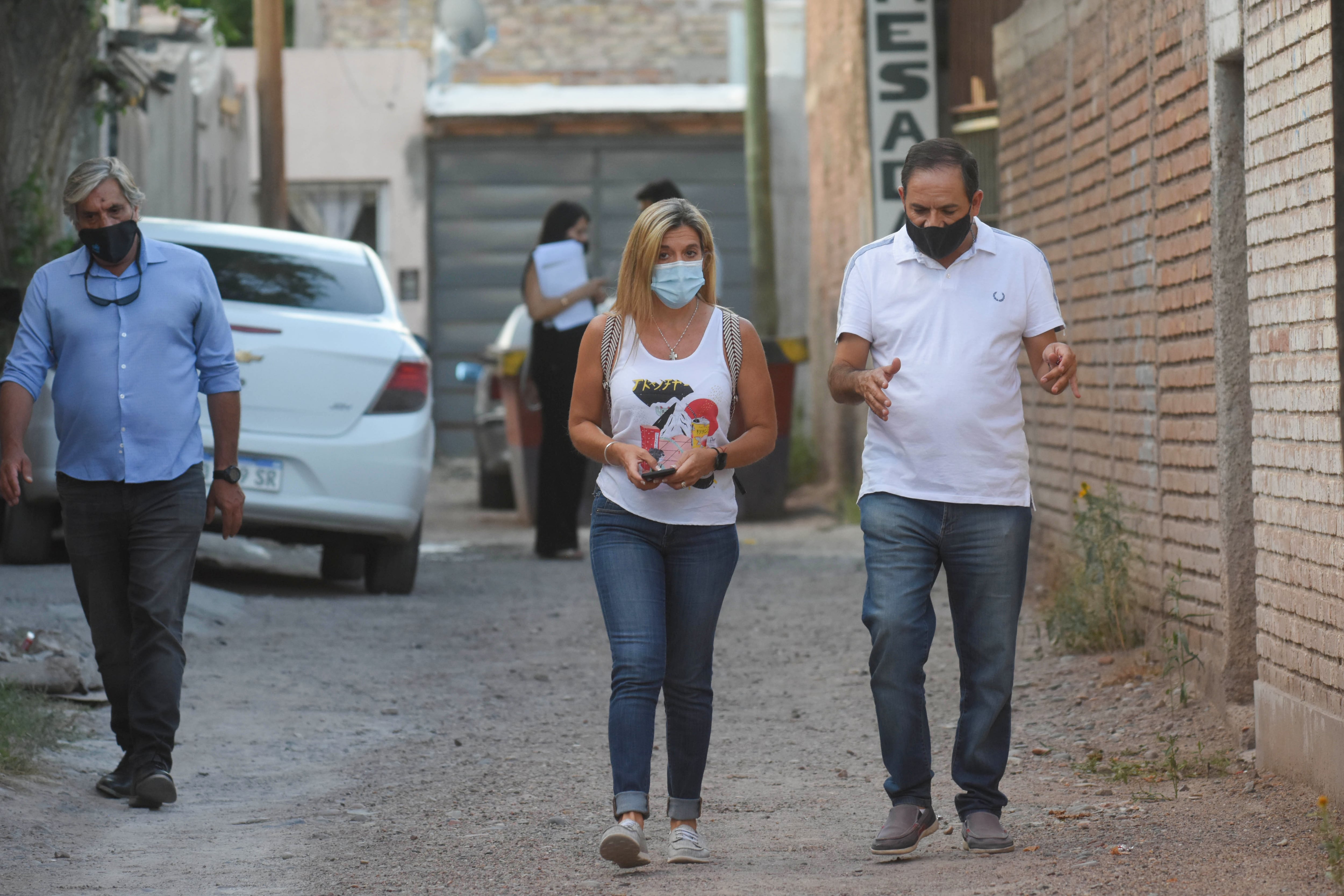 La fiscal Ríos y José Vega, jefe de Investigaciones, en el pasaje donde mataron a Florencia. 