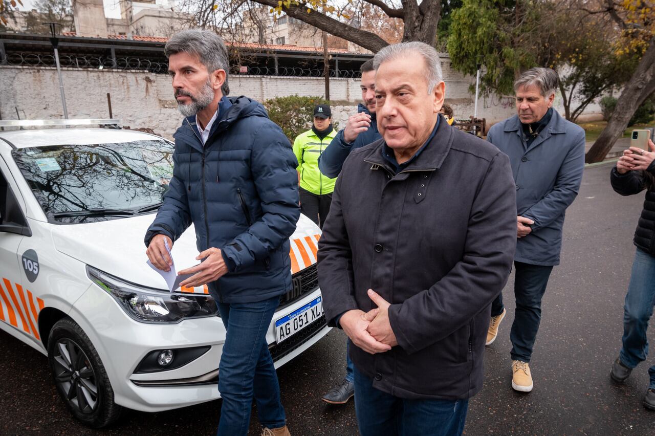 El intendente Ulpiano Suárez presentó los nuevos móviles de patrullaje para preventores junto al ministro de Seguridad Raúl Levrino y el Director General de la Policía de Mendoza Marcelo Calipo. | Foto: Ignacio Blanco / Los Andes