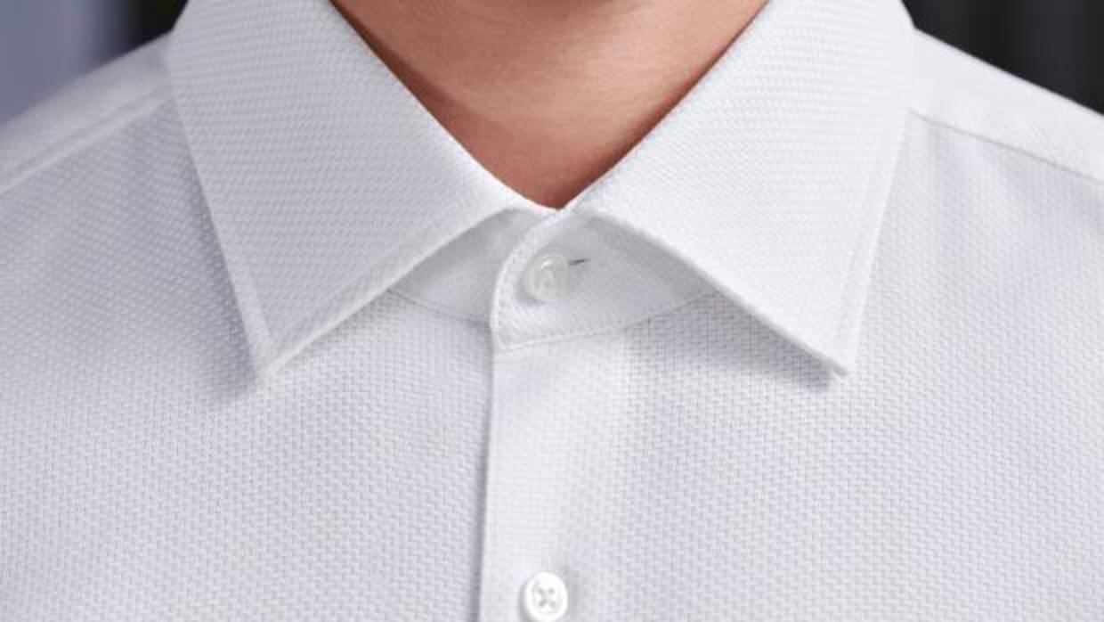 Para saber que una camisa queda bien de cuello, este debe estar lo suficientemente ajustado como para sostener la corbata, pero sin que ahorque ni incomode. 