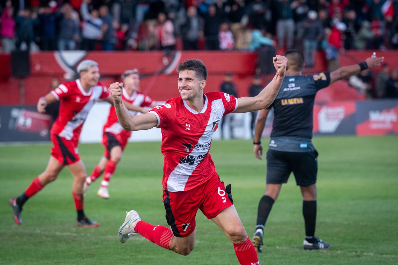 Imanol González se ganó la titularidad a fuerza de solidez y goles. El central viene siendo clave en los finales de los partidos.
Foto: Ignacio Blanco / Los Andes