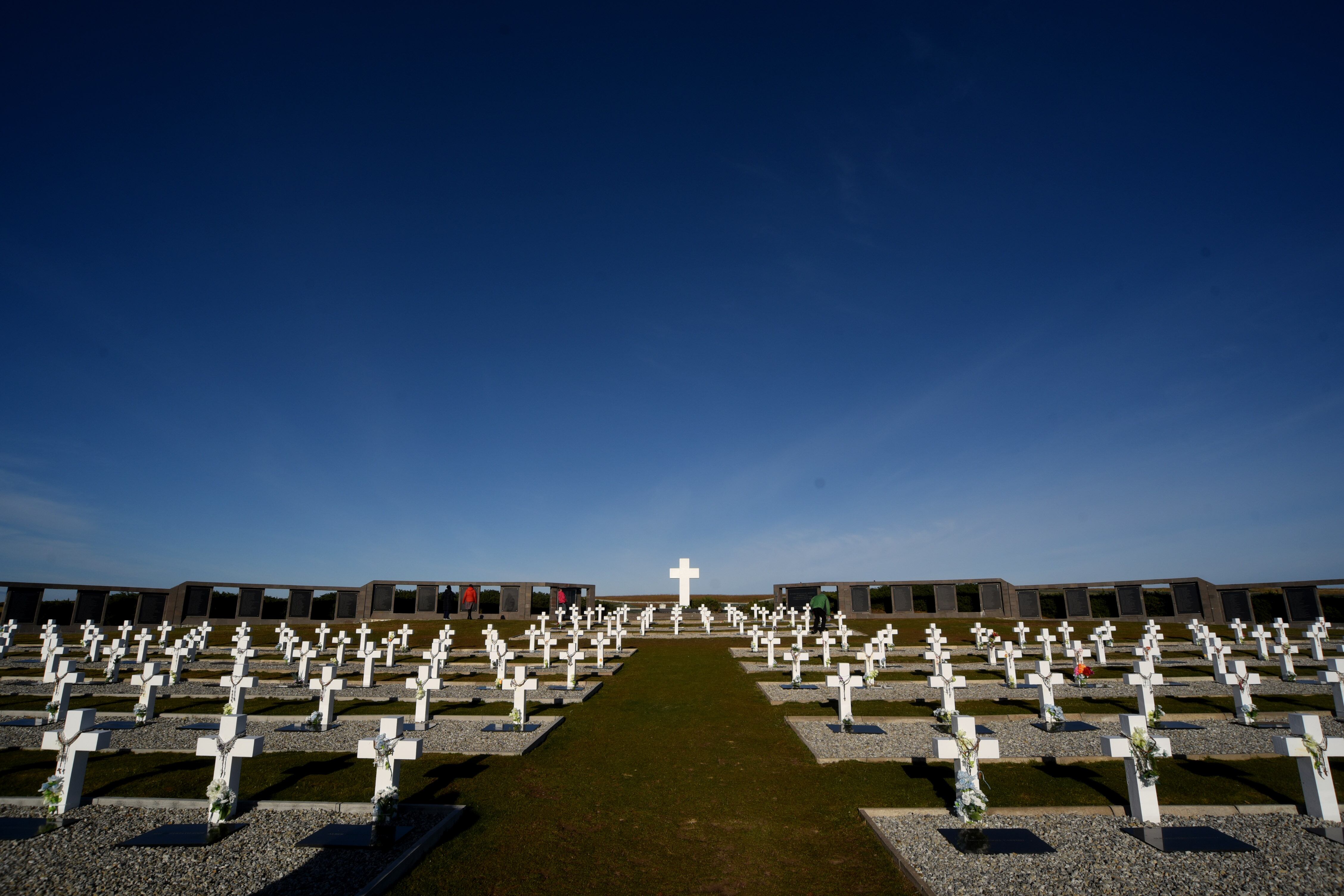 Foto del viaje realizado en 2019 de miembros de la Comisión de Familiares de caídos en Malvinas, Cancillería, excombatientes, artistas, periodistas y fotógrafo a las Islas. Gentileza: Gerardo Gómez, exfotógrafo de Los Andes.