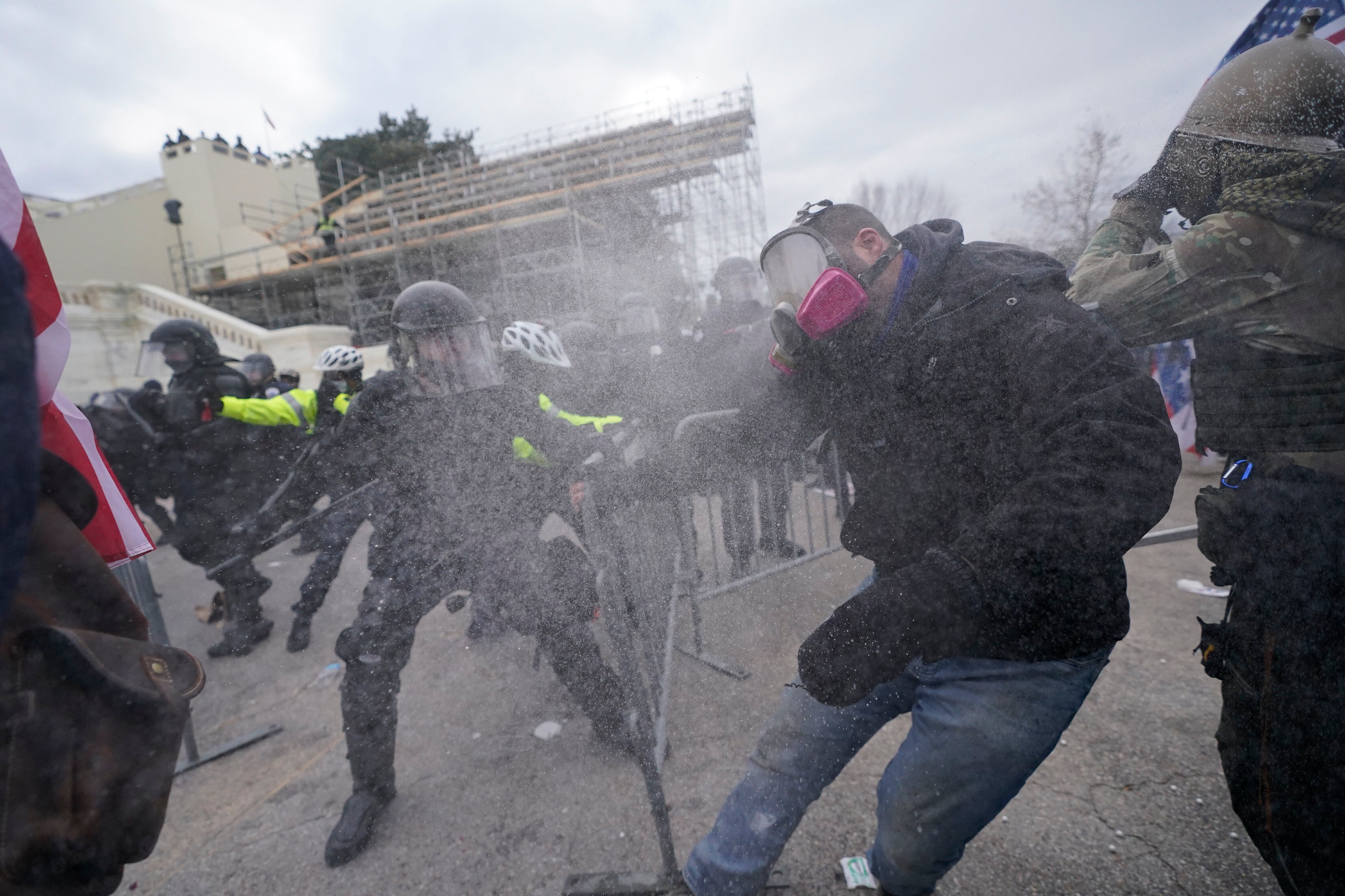 Simpatizantes de Donald Trump buscan cruzar por la fuerza una valla de la policía que rodea el Capitolio en Washington, el miércoles 6 de enero de 2021. 