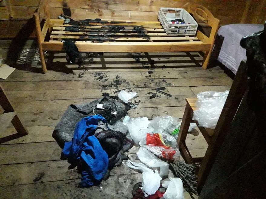 Así quedó la cabaña tras el violento ataque. 