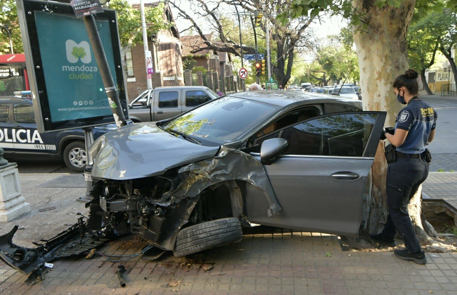 Un playero le robó el auto a un turista, manejaba ebrio y lo chocó contra un poste en pleno centro. Foto: Orlando Pelichotti / Los Andes  