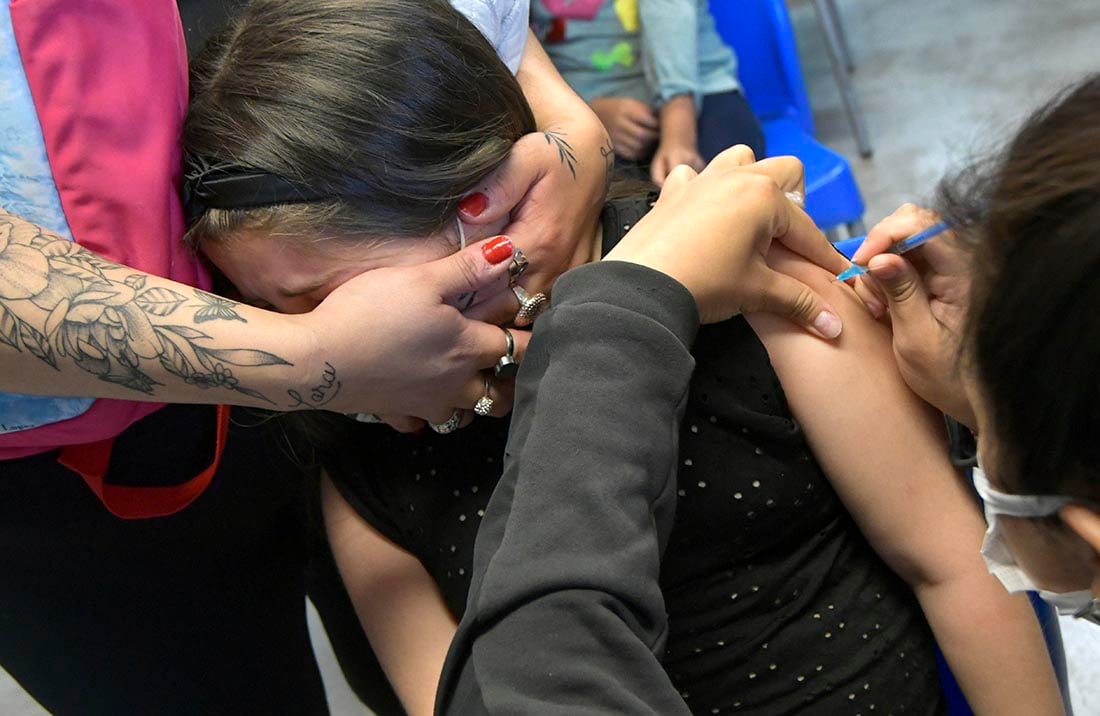 Continúan vacunando a los menores de edad, contra el Coronavirus en el Centro de vacunación del Le Parc. Foto Orlando Pelichotti