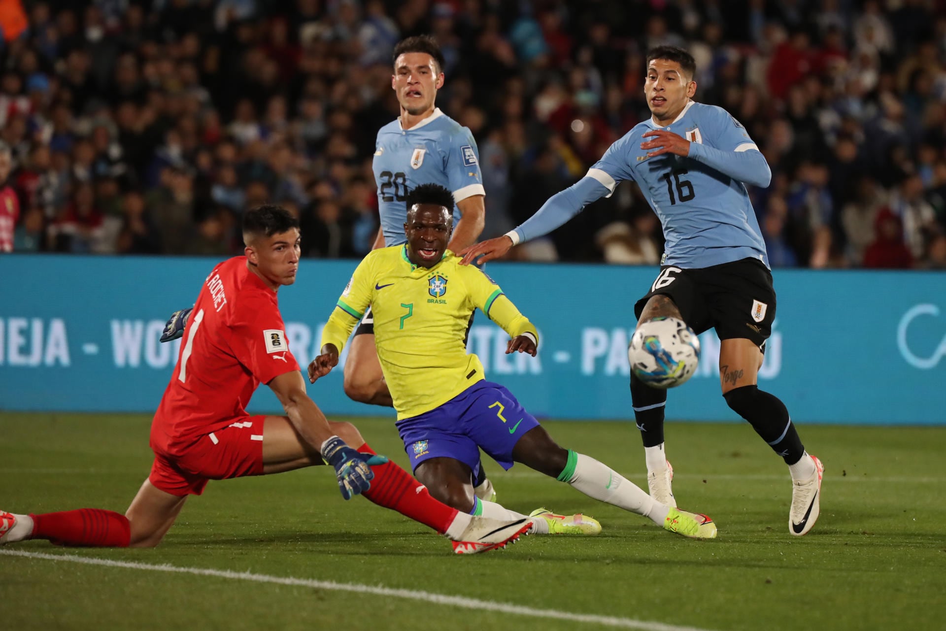 . MONTEVIDEO (URUGUAY), 17/10/2023.- Nahitan Nández (d) y Sergio Rochet (i) de Uruguay disputan el balón con Vinícius Júnior (c) de Brasil hoy, en un partido de las Eliminatorias Sudamericanas para la Copa Mundial de Fútbol 2026 entre Uruguay y Brasil en el estadio Centenario en Montevideo (Uruguay). EFE/Raul Martinez
