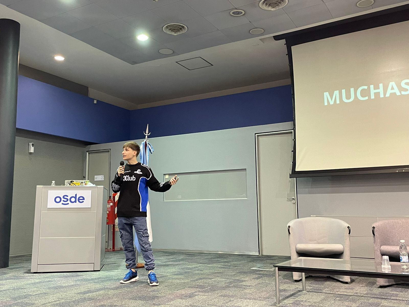 Alexis Distéfano, creador del exitoso videojuego de terror Madison y fundador de Bloodious Games, una empresa desarrolladora de juegos 100% argentina en el evento de ADVA Mendoza.