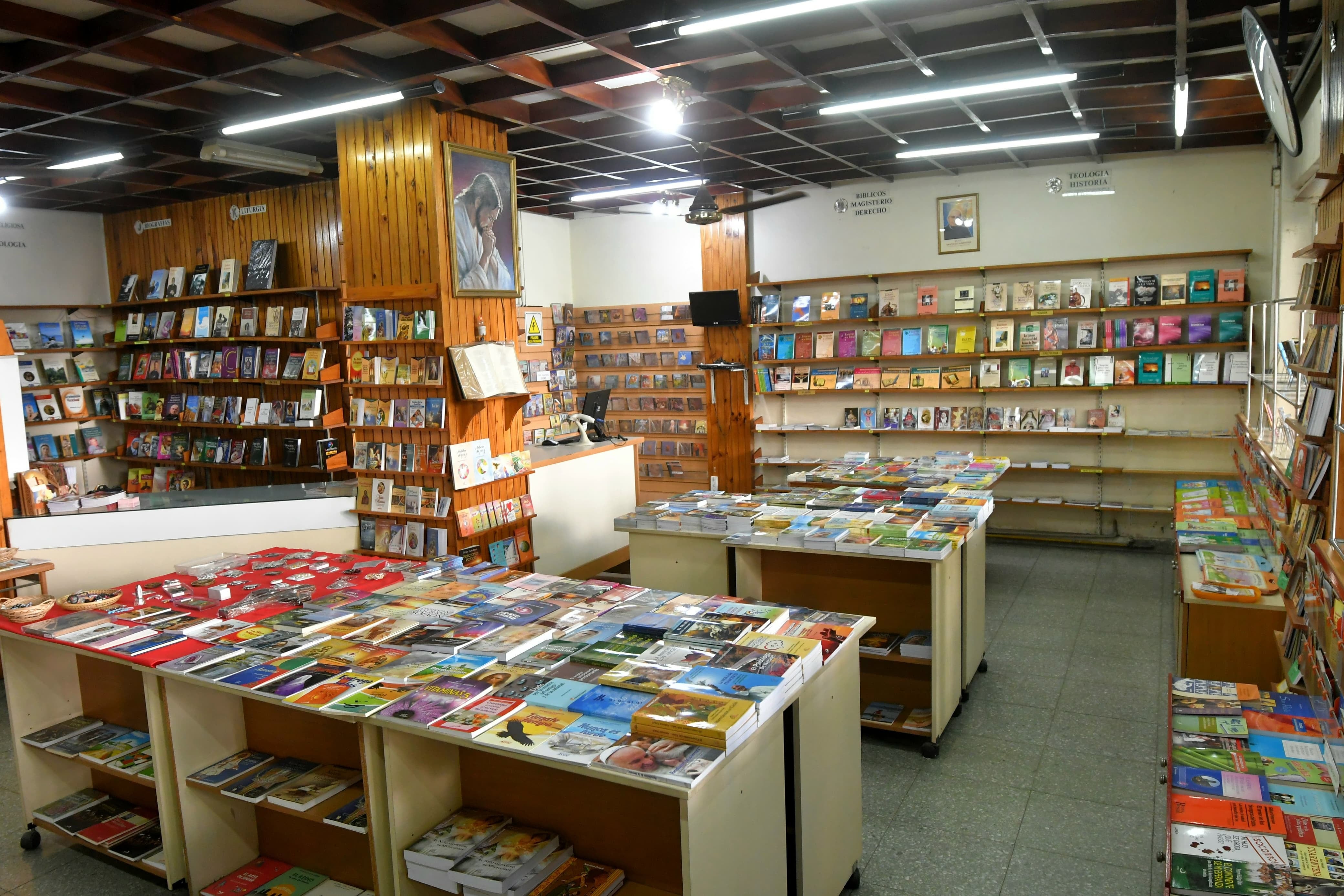 La librería, en la que abundan textos religiosos y educativos, quedará a partir de ahora en manos de laicos. | Foto: Daniel Caballero / Los Andes