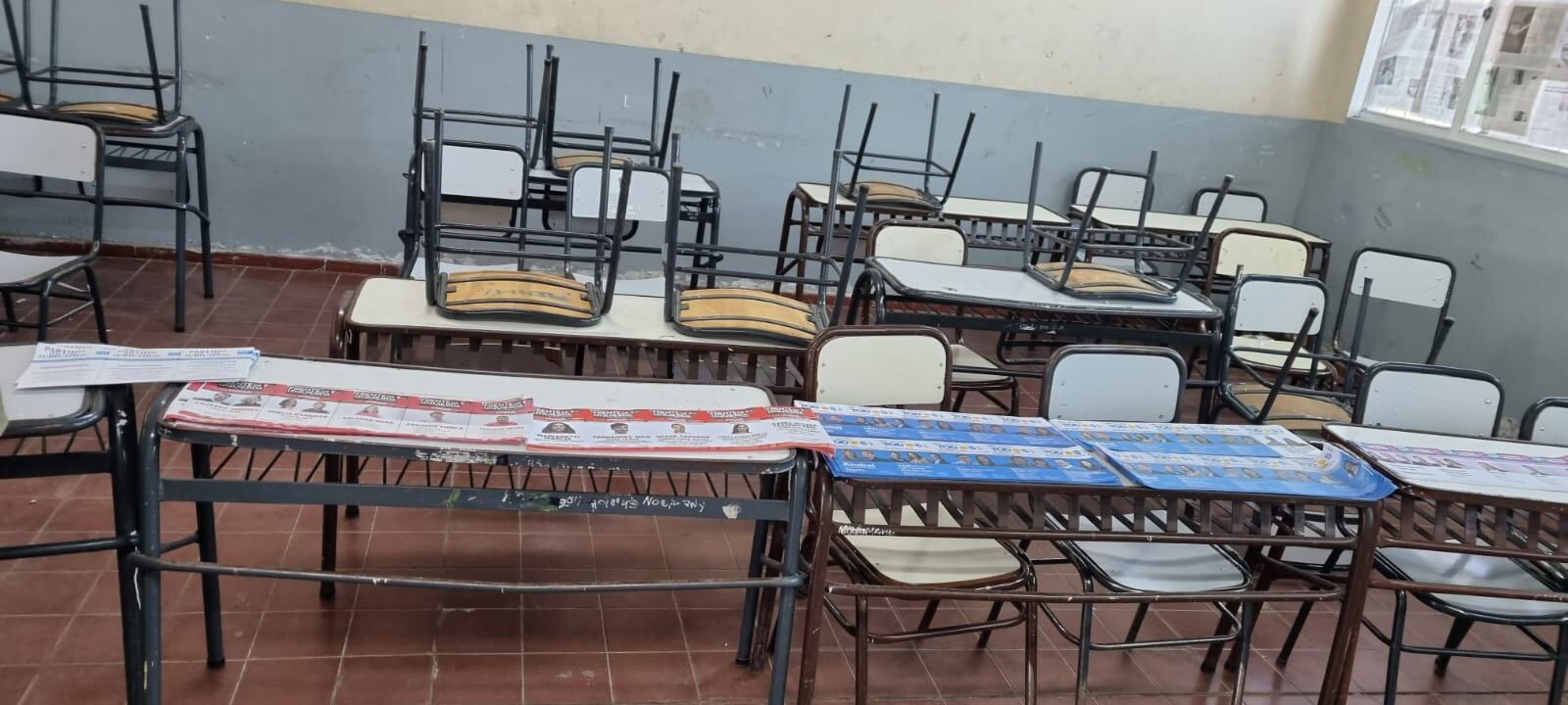 Preparando cuarto oscuro en escuela Leandro Alem de Guaymallén./ José Gutiérrez- Los Andes