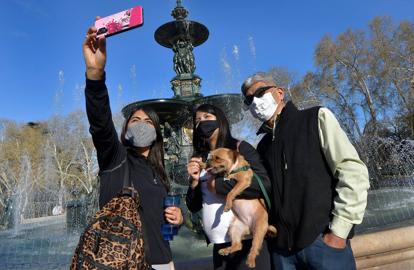 La Familia Acuña vino a pasear por la ciudad desde San Carlos. Hasta "Cachirula" no faltó en la selfie. 
Foto: Orlando Pelichotti