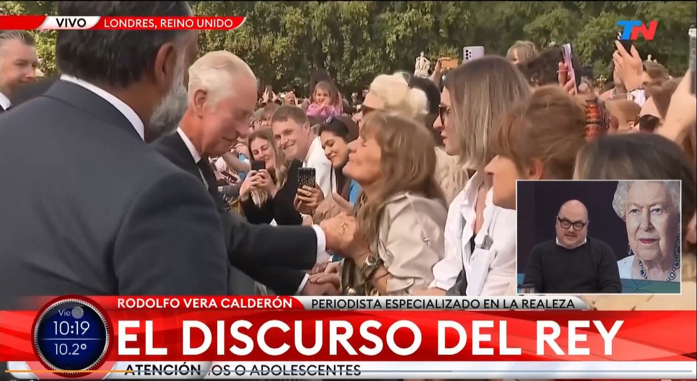 Carlos III rompió el protocolo antes de dar su primer discurso