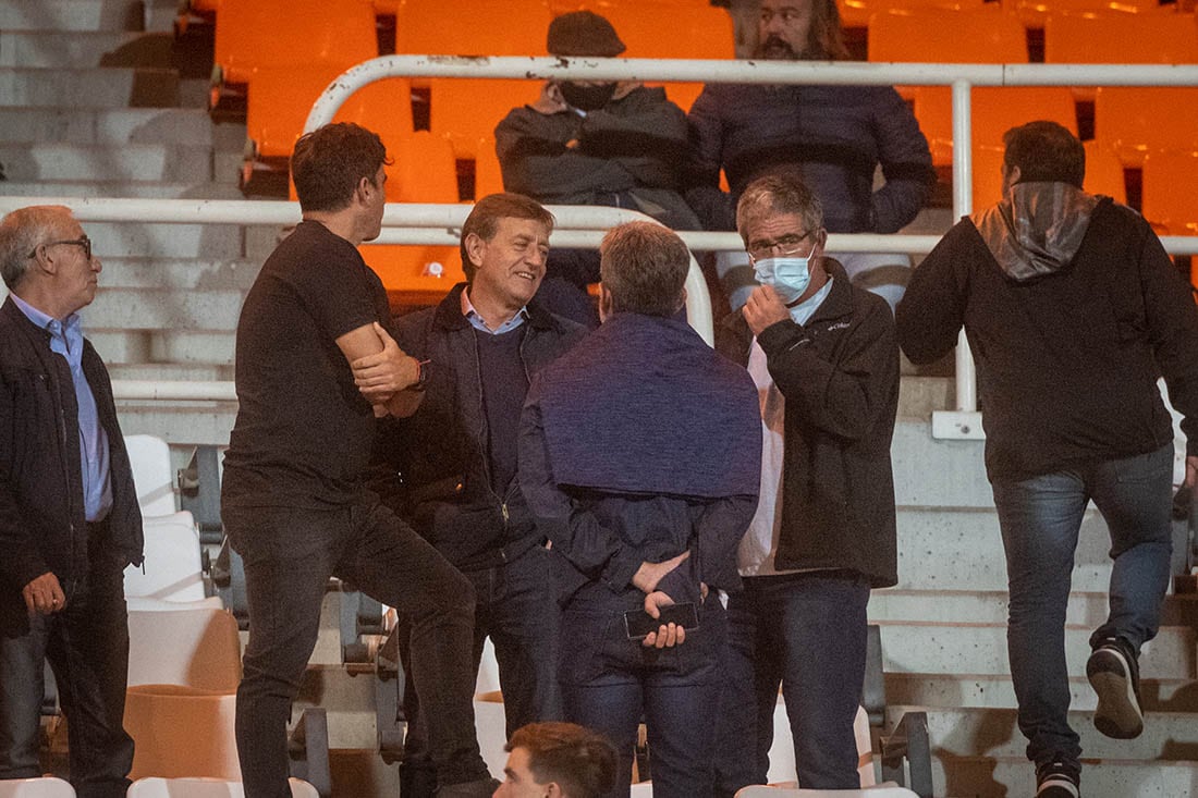 Copa Argentina, Estadio Malvinas Argentinas Independiente Rivadavia vs Gimnasia y Esgrima . El gobernador Suárez junto a Ulpiano (de espaldas) y Santiago Suárez (izquierda) y el secretario de Deportes, Federico Chapetta (derecha). Foto: Ignacio Blanco