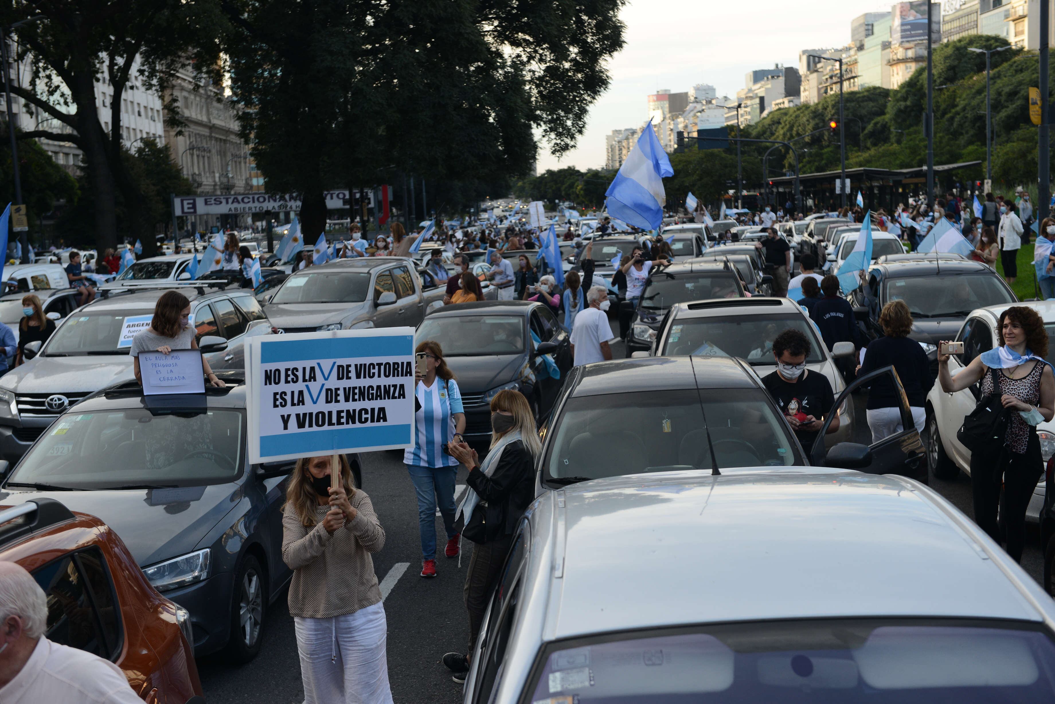 Manifestación en el Obelisco contra de las medidas  tomadas por el presidente Alberto Fernández a raíz del aumento de casos de Covid 19.
Fotos Clarin