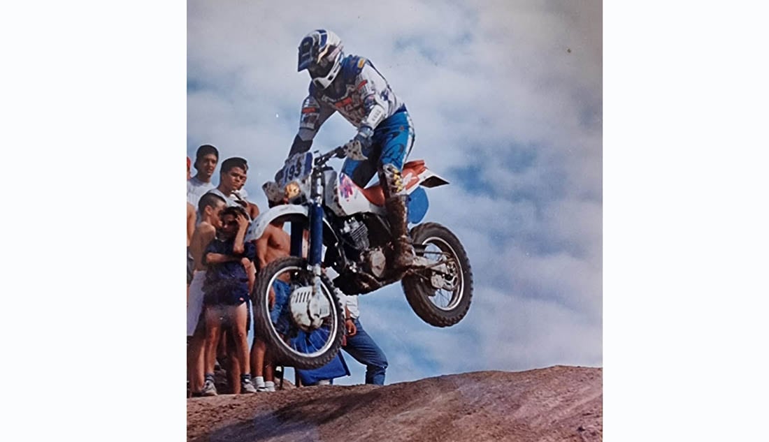 En los 80-90 Erick brilló en los certámenes nacionales sobre su XR 600.
