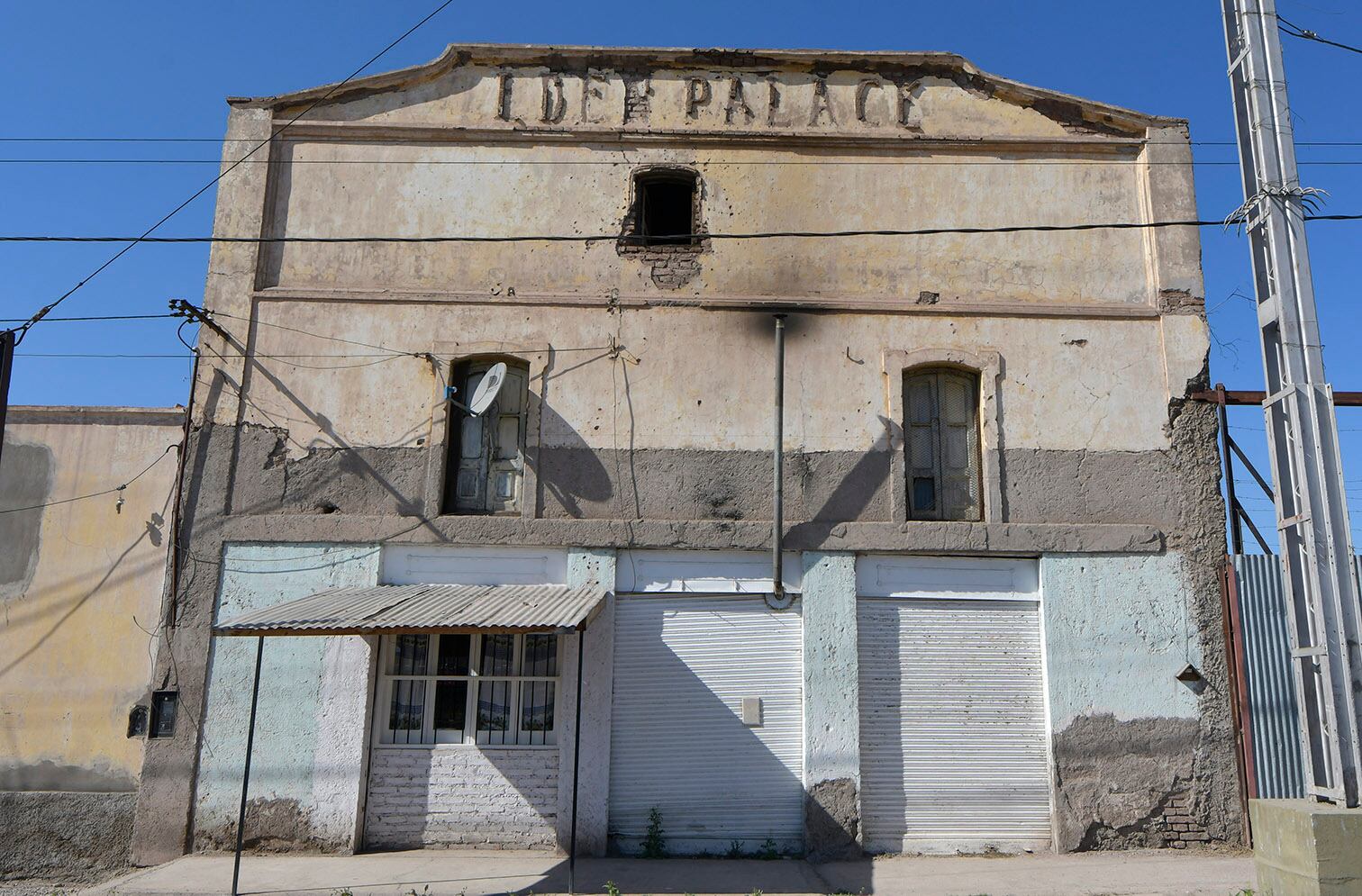 Cine Eden Palace, en Gutiérrez  tenía una capacidad de 400 butacas y un cine de verano, o cine jardín.  Actualmente es un taller mecánico. Foto: Orlando Pelichotti / Los Andes