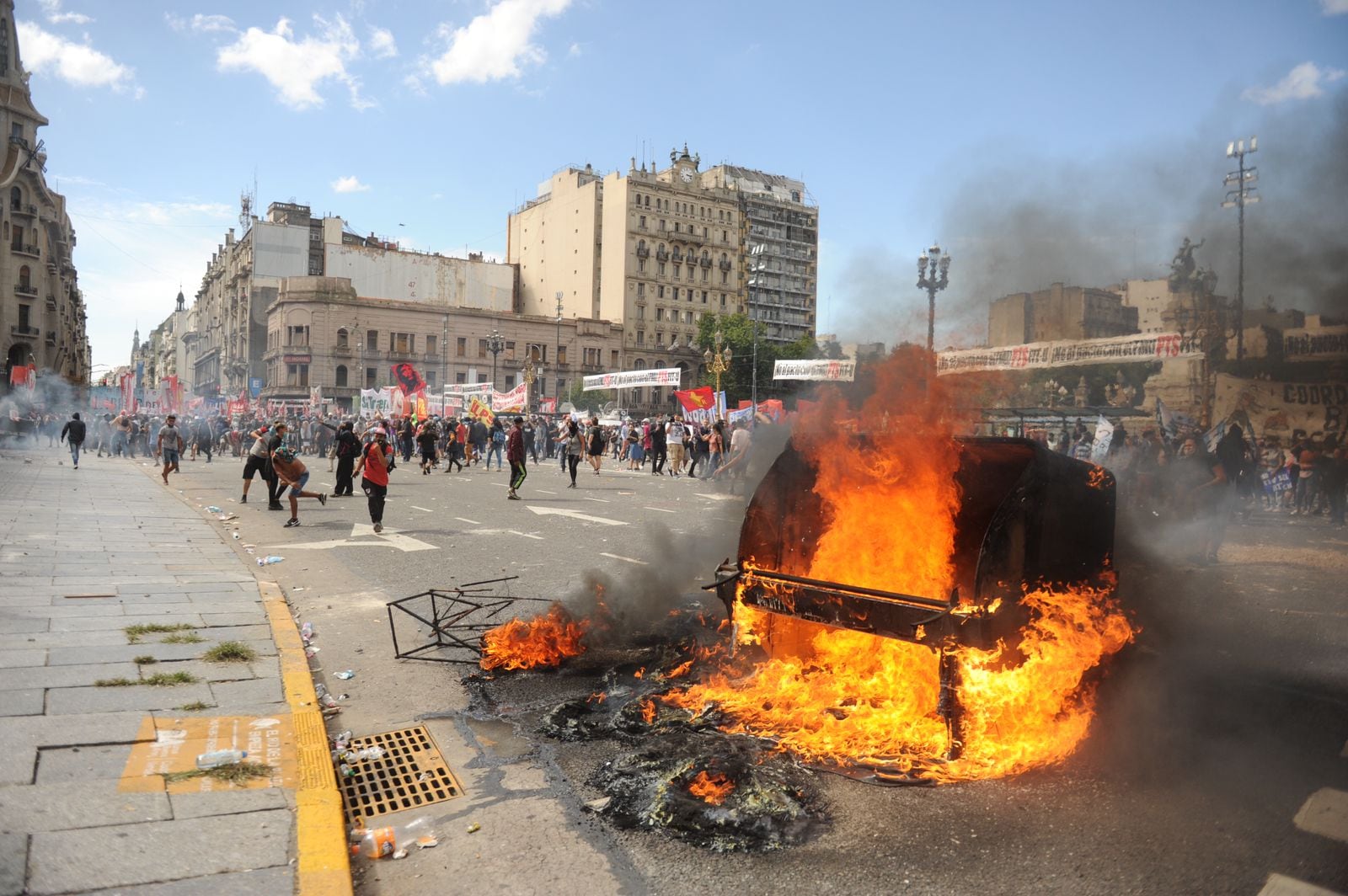 Enfrentamientos entre policías y manifestantes frente al Congreso por el acuerdo con el FMI. Foto: Federico López Claro