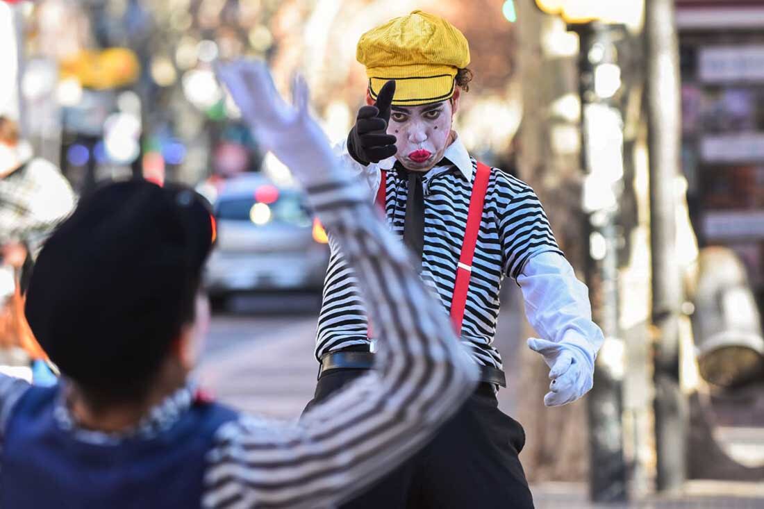 En Peatonal Sarmiento de Ciudad, los mimos entretienen a turistas y mendocinos que disfrutan de la ciudad