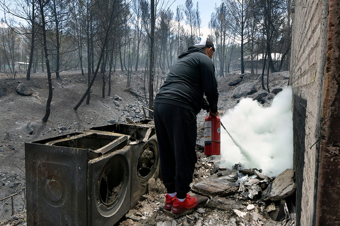 Distintos focos de incendio que consumieron miles de hectáreas en el piedemonte de Luján de Cuyo. | Foto: Orlando Pelichotti / Los Andes