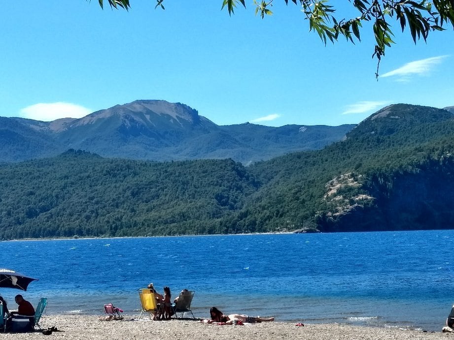 Imágenes de la playa Quila Quina en Neuquén