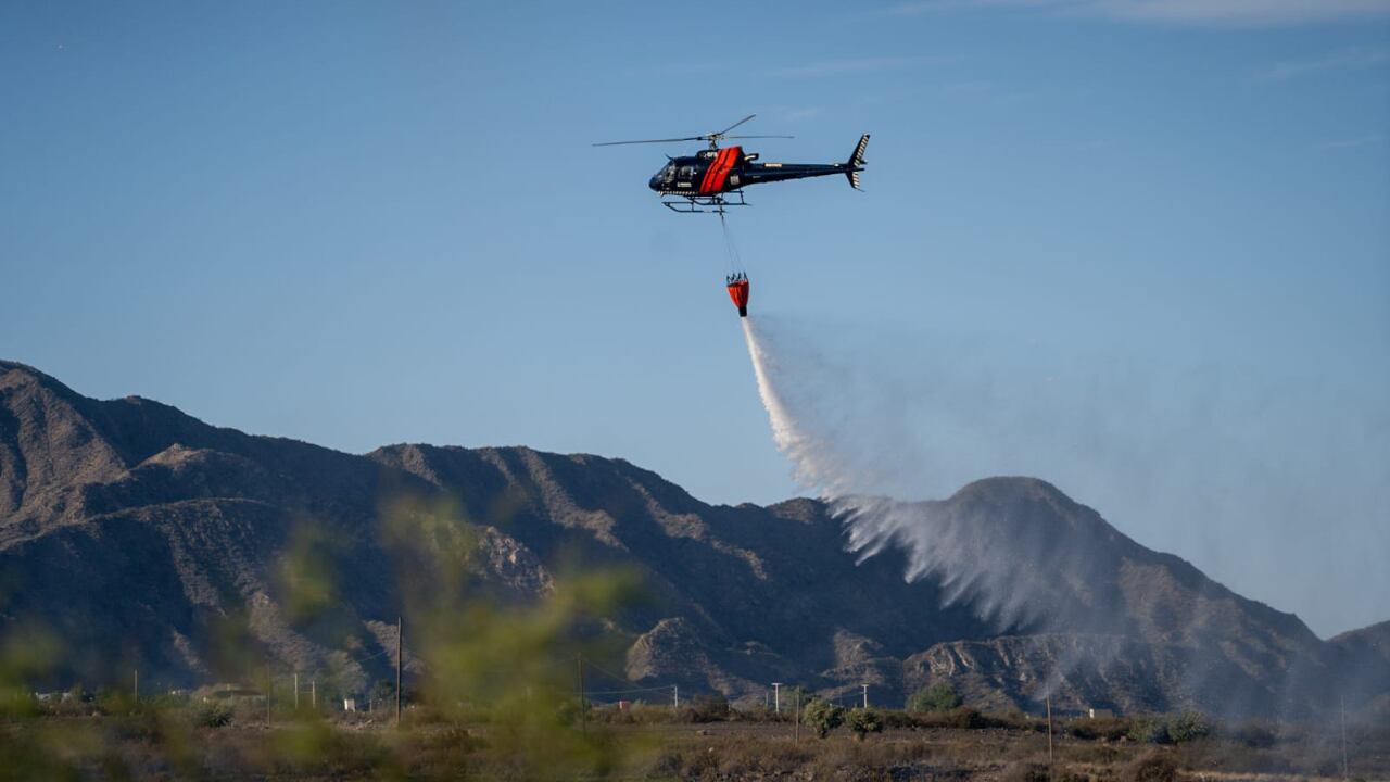 Ya se encuentran operativos los dos aviones hidrantes enviados por el Plan Nacional de Manejo del Fuego. Gentileza: Prensa Gobierno de Mendoza.