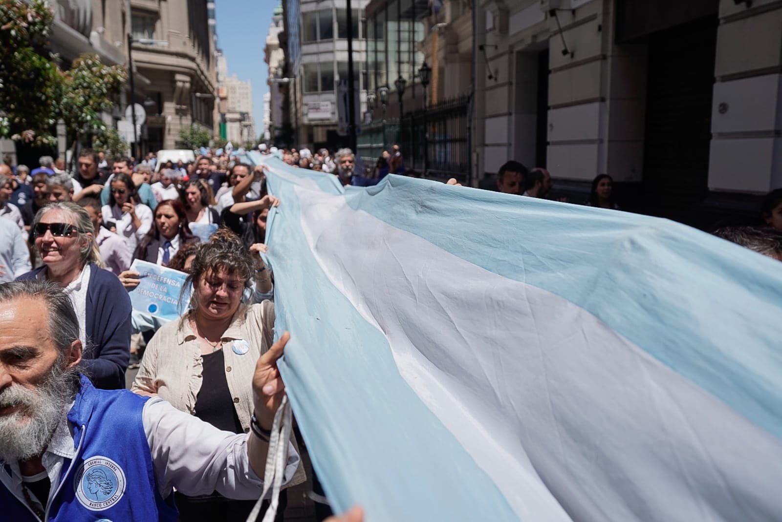 Trabajadores y sindicalistas marcharon frente a la institución para repudiar los dichos de Javier Milei. Foto X Sergio Palazzo